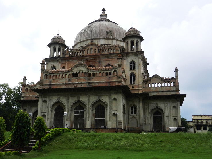 10.    Tomb of  Saadat Ali Khan -  In Hazratganj area